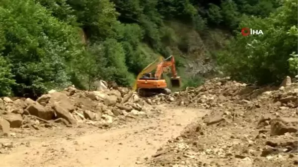 Sağanak sonrası gelen sel Rize-Erzurum karayolunu ulaşıma kapattı