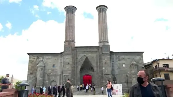 Tarihi Çifte Minareli Medrese'de 