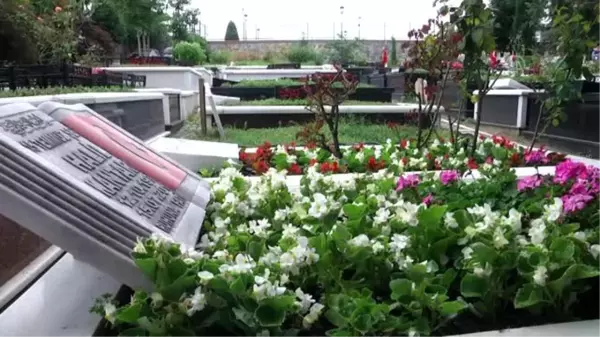 Çengelköy Mezarlığı'ndaki 15 Temmuz şehitlerine ziyaret