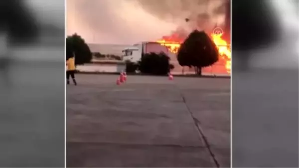 Şanlıurfa'da seyir halindeki tırın dorsesi yandı