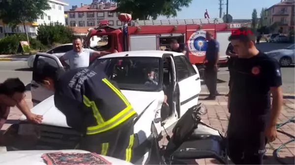 ANTALYA Otomobilde sıkışan sürücüyü itfaiye kurtardı