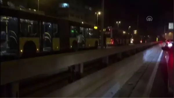 Küçükçekmece'de metrobüsün motorunda çıkan yangın söndürüldü