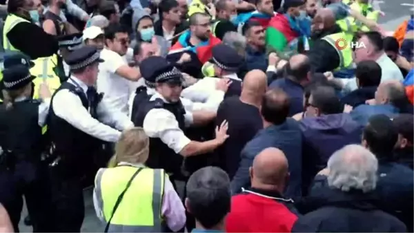 Londra'da yaşayan Azerbaycanlılardan Ermenistan protestosuErmeniler, Azerbaycanlı göstericilere...