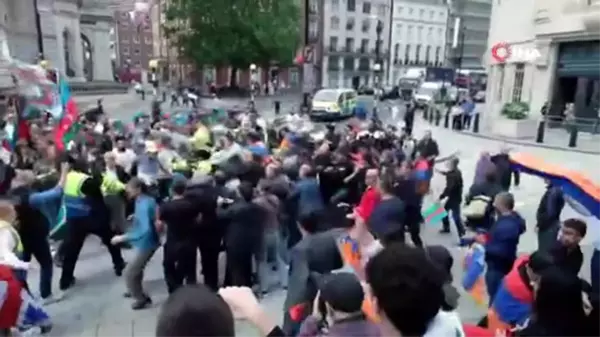 Londra'da yaşayan Azerbaycanlılardan Ermenistan protestosu