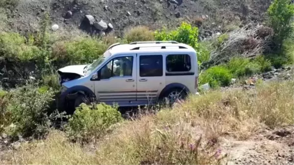 Son dakika haberi: Kamyonet şarampole devrildi: 7 yaralı