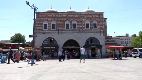 Eminönü'nde Kurban Bayramı arifesinde alışveriş hareketliliği