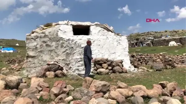 KARS 83'lük Muharrem dede, yaylada eskiyen evini yıktı, yenisini inşa etti