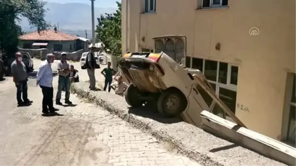 Otomobil cami bahçesine düştü