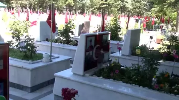 Şehit aileleri bayram arefesinde şehitlerin kabrini ziyaret etti