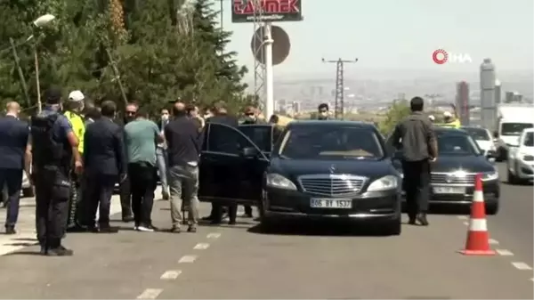 Vali Şahin trafik denetim noktasında vatandaşa maske verdi, pandemi uyarısında bulundu