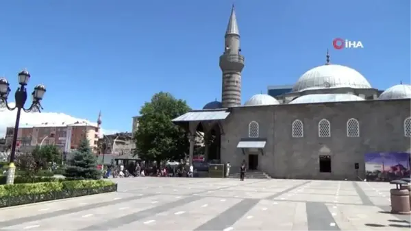 Kent meydanında bayram günü Cuma heyecanı