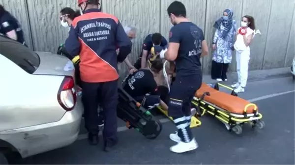 Arızalanıp yol kenarına çekilen araca otomobil çarptı : 3 yaralı