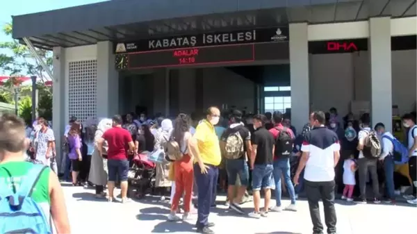 KABATAŞ İSKELESİ'NDE SOSYAL MESAFESİZ ADALAR YOĞUNLUĞU