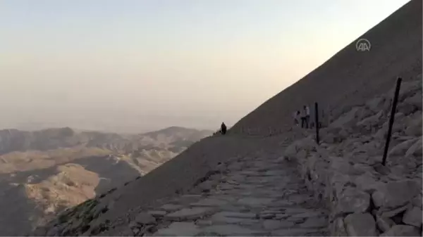 Nemrut, eşsiz manzarasıyla ziyaretçilerini büyülüyor