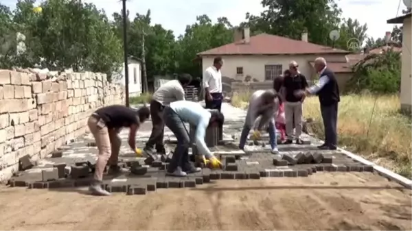 Kaymakam Solak, parke taşı döşeme çalışmalarını inceledi