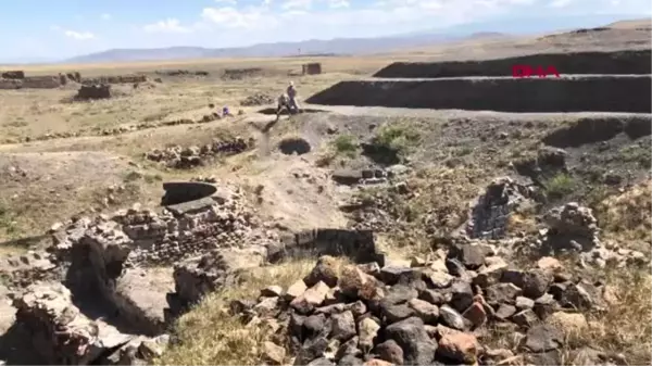 KARS Ani Ören Yeri'nde kazı çalışmalarında Selçuklu Çarşısı'nda mescit bulundu