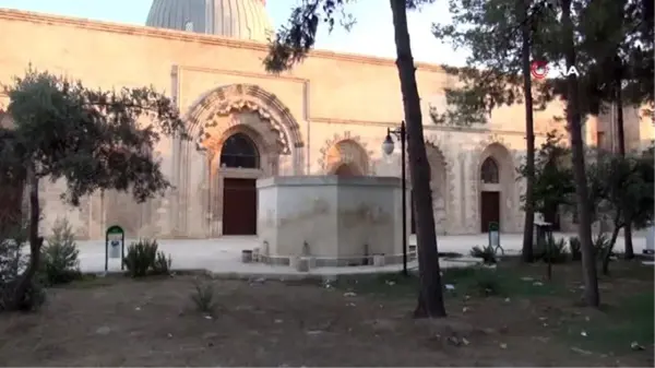 Mardin'de 800 yıllık tarihi Ulu Cami'nin bahçesini çöplüğe çevirdiler