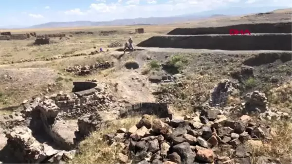 KARS Ani'de tarihi yapıtların duvarları aşk ilan alanı oldu