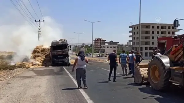 Kurtalan'da saman yüklü tır yandı