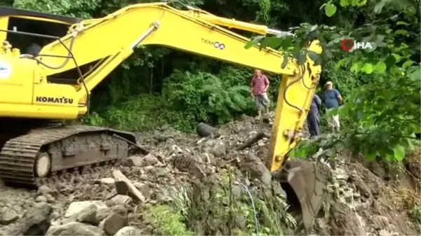 Son dakika haberleri... Selde heyelan nedeniyle kapanan köy yolunun hemen açılmasını istemiyor