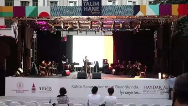 İstanbul Devlet Modern Folk Müzik Topluluğu, Talimhane Sahne'de konser verdi