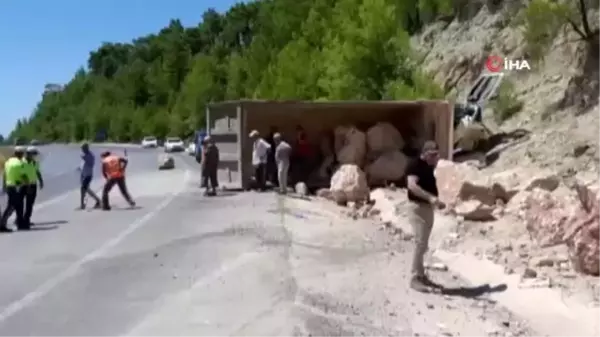 Son dakika haberleri... Antalya'da taş yüklü kamyon devrildi