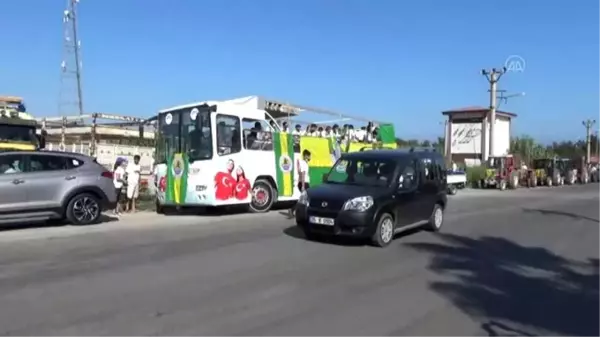 Son dakika haber... Bölgesel Amatör Ligi'ne yükselmeyi traktörlü konvoyla kutladılar