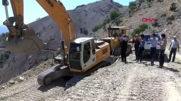 Siirt'te, 50 yılık yol sorunu çözülen mezra halkı, kurban kesti