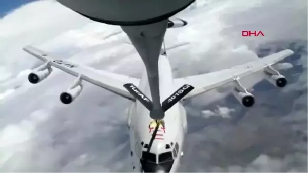 NATO'ya ait AWACS uçağına, Türk Hava Kuvvetlerine ait tanker uçağı Romanya üzerinde yakıt ikmali...