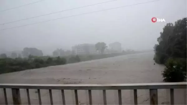 Sağanak dereleri taşırdı, yollara zarar verdi