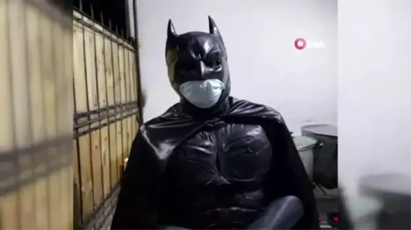 Yardımsever Batman, Şili'de evsizlerin karnını doyurmak için yola çıktı