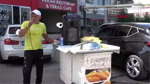 TRABZON Seyyar arabasıyla şarkı söyleyerek haşlanmış mısır satıyor