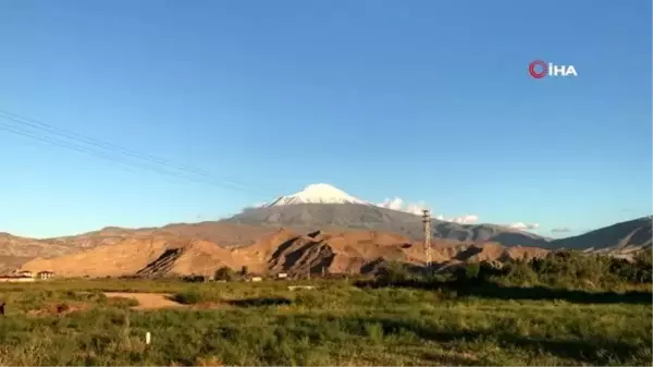 Türkiye'nin en yüksek dağına mevsimin ilk karı yağdı