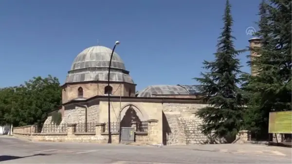 Ata yadigarı camilerden depremin izleri siliniyor