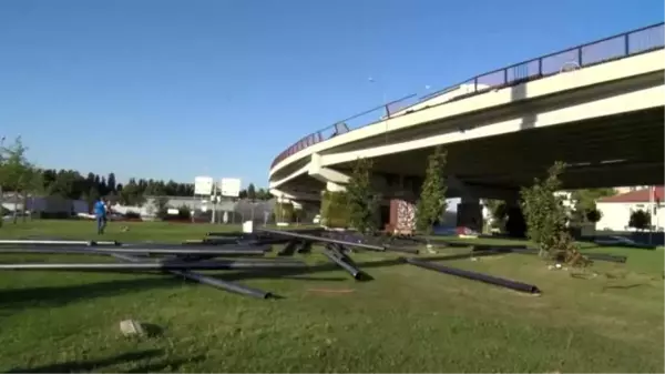 Tırdan düşen borular trafiği aksattı