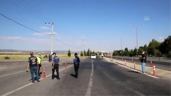 Polis ekiplerinden maske takanlara gül