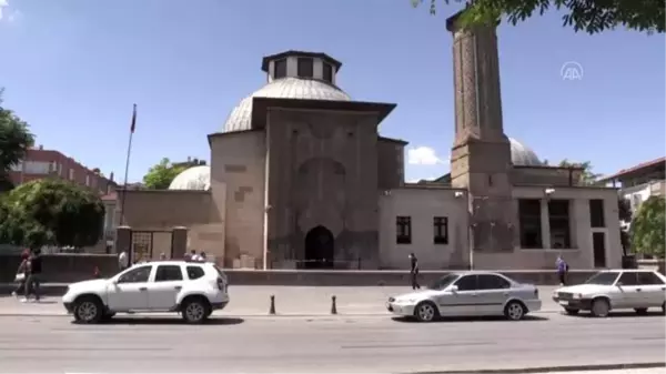 Görenleri tarihte yolculuğa çıkaran eser: İnce Minareli Medrese