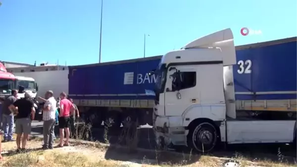 Tırların karıştığı zincirleme kazada faciadan dönüldü: 1 yaralı