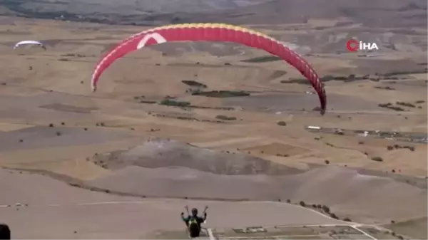 Gökyüzü tutkunları dev Türk bayrağıyla Zafer Bayramını kutladı