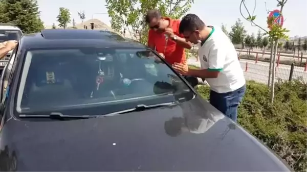 Otomobilde tek başına ağlayan çocuğu vatandaşlar kurtardı