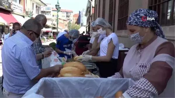 Çarşı ortasında 5 bin kişiye bedava balık ekmek dağıttı