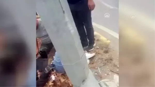 Refüje ve direğe çarpan motosikletteki 2 kişi yaralandı