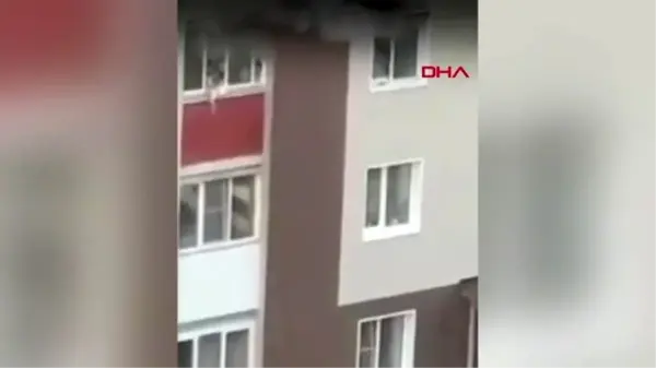 Rusya'da apartmanda yangın; camdan atılan çocuklar böyle kurtarıldı