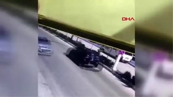 ADANA Çarpmanın şiddetiyle otomobilin bagajından fırladılar