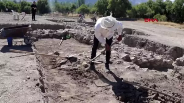 BURDUR Hacılar Büyük Höyük'te yeni bir kapı bulundu