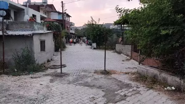 Tel örgü çekip yolu kapattı