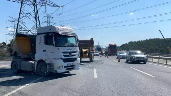 Kemerburgaz yolunda mıcır yüklü kamyon devrildi