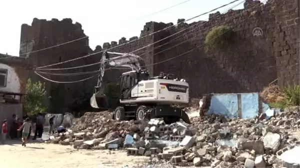 Diyarbakır surları, kaçak yapılardan arındırılıyor