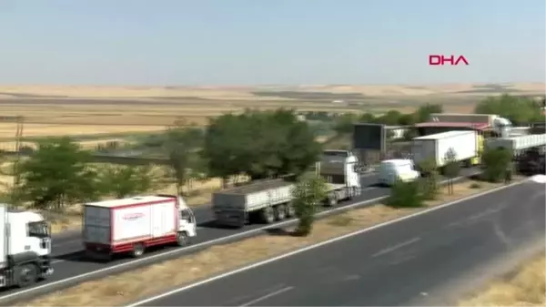 DİYARBAKIR Tuz yüklü TIR, EDS direğine çarptı; karayolunda ulaşım 2 saat durdu