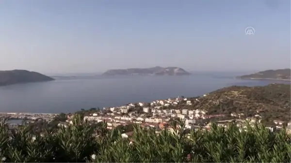 Meis Adası'ndaki insan hareketliliği Kaş'tan rahatça görülebiliyor